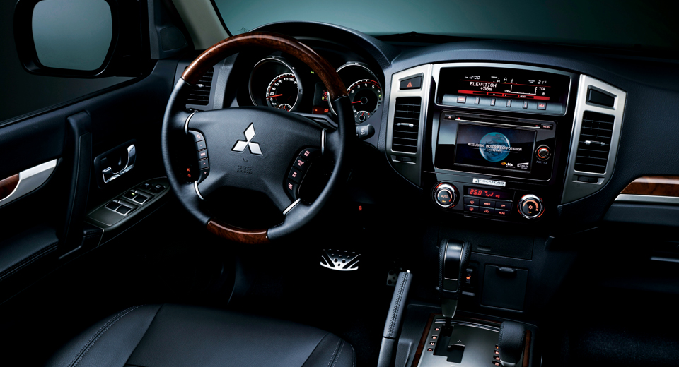 2016-mitsubishi-montero-interior