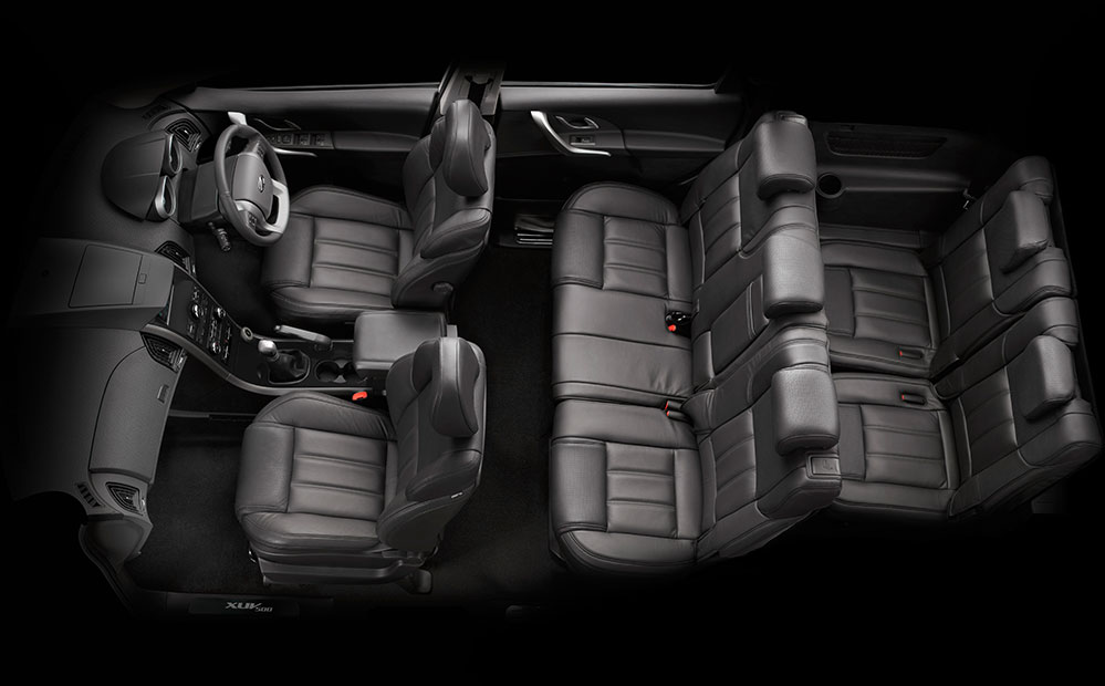 Mahindra-XUV500-black-interiors