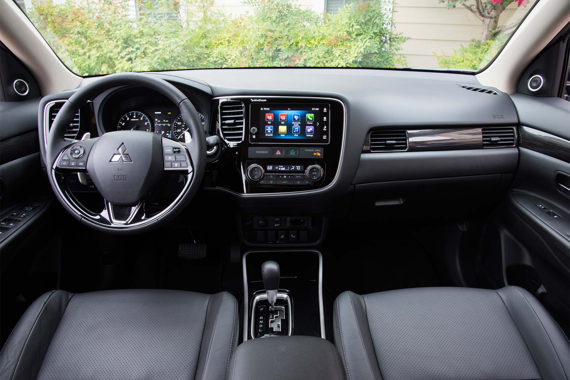 2017-Mitsubishi-Outlander-interior