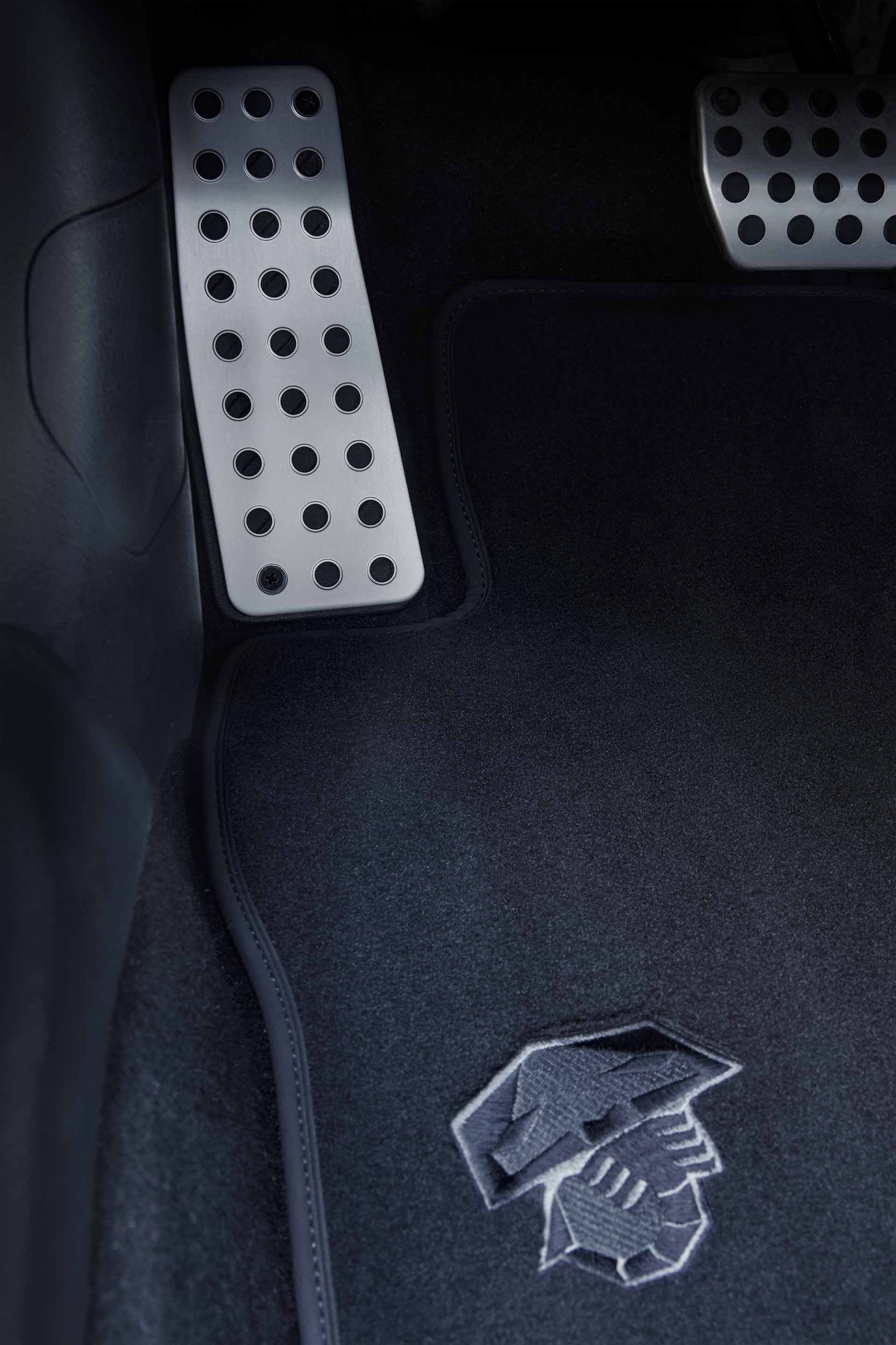 2019-Fiat-124-Spider-Abarth-floor-mat-metal-footrest