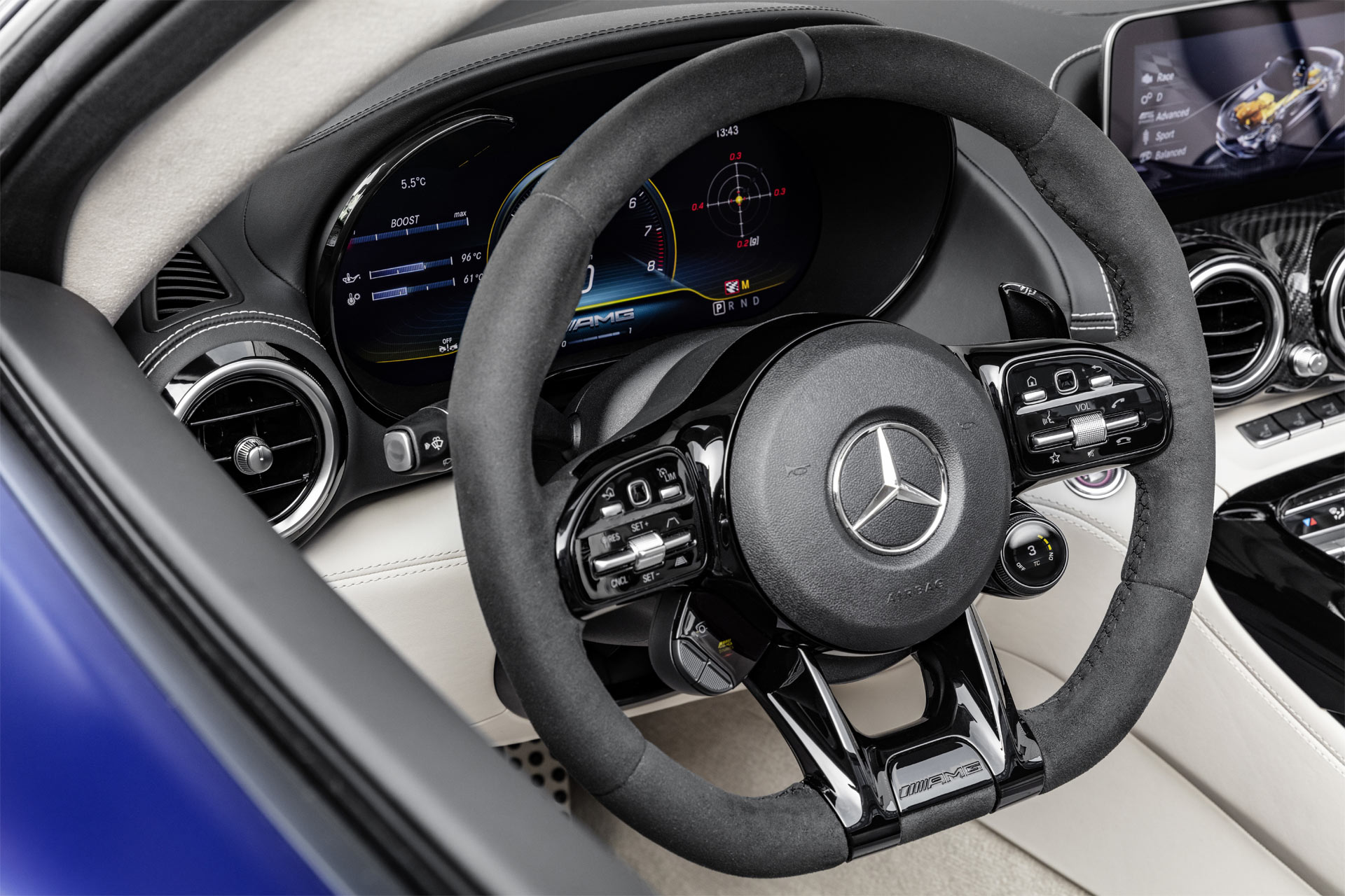2019-Mercedes-AMG-GT-R-Roadster-Interior-Steering-Wheel