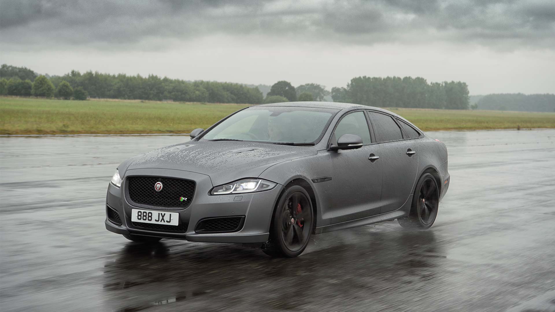 Jaguar-XJR575_3