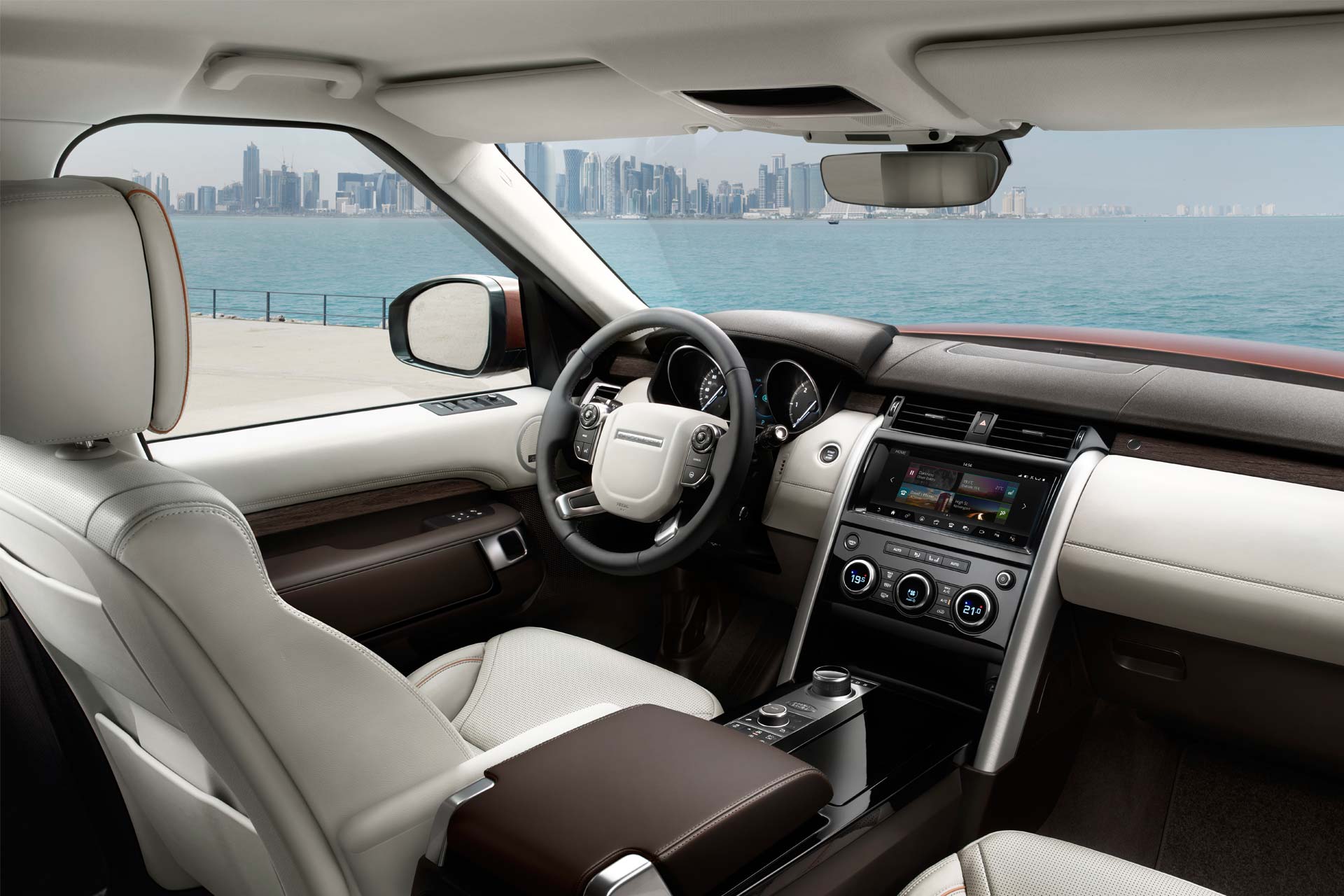 2017-Land-Rover-Discovery-interior