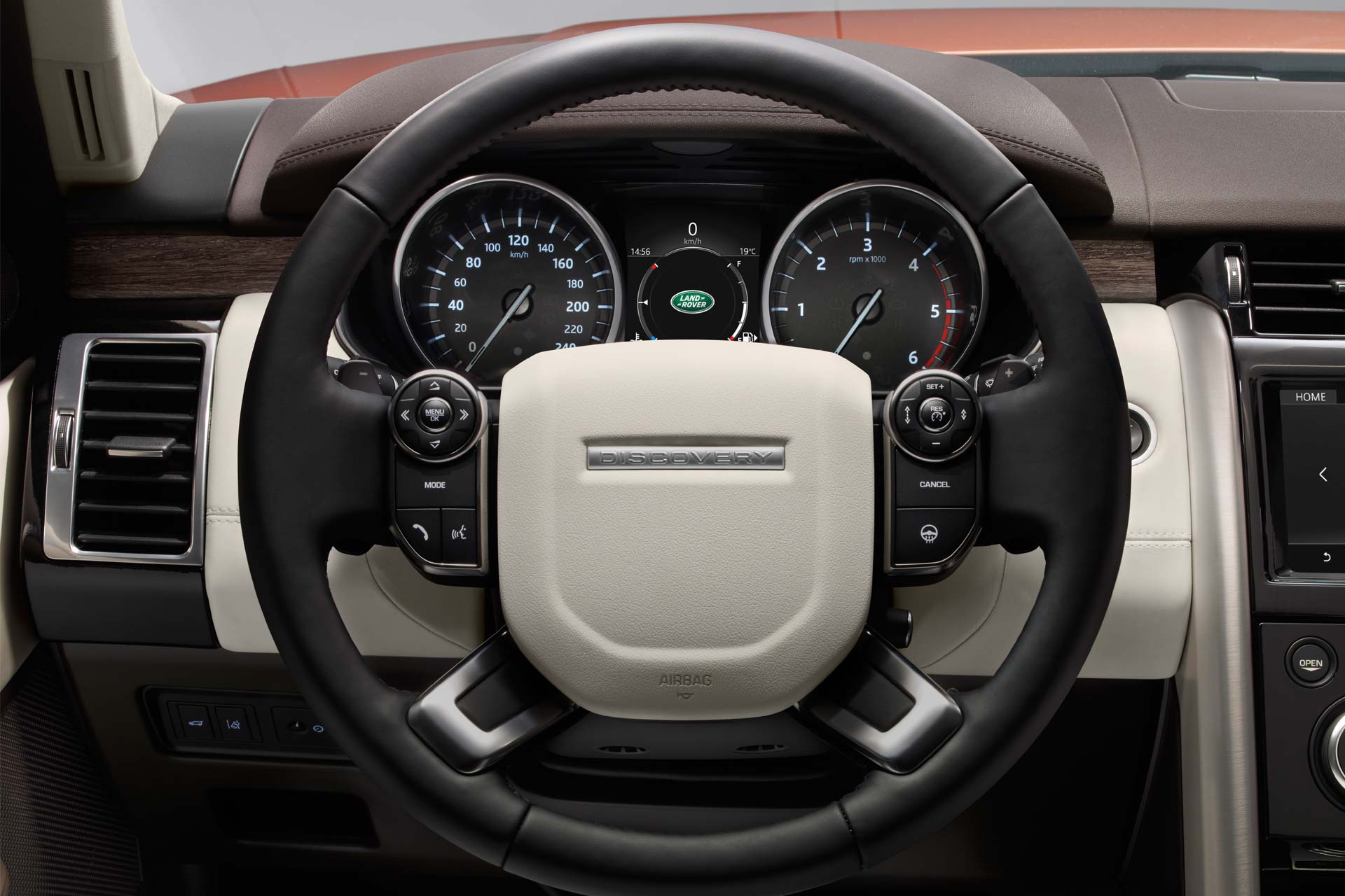 2017-Land-Rover-Discovery-interior_4