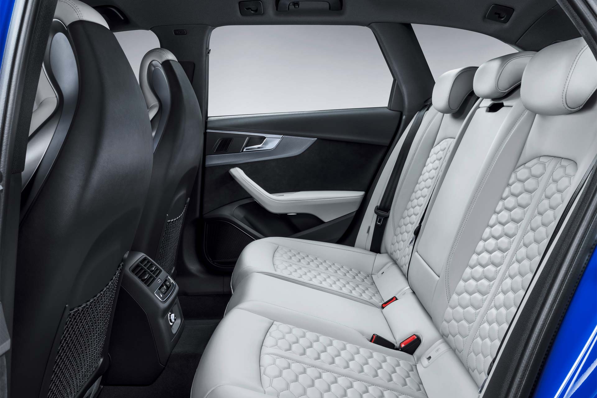 2018-Audi-RS-4-Avant-interior_3