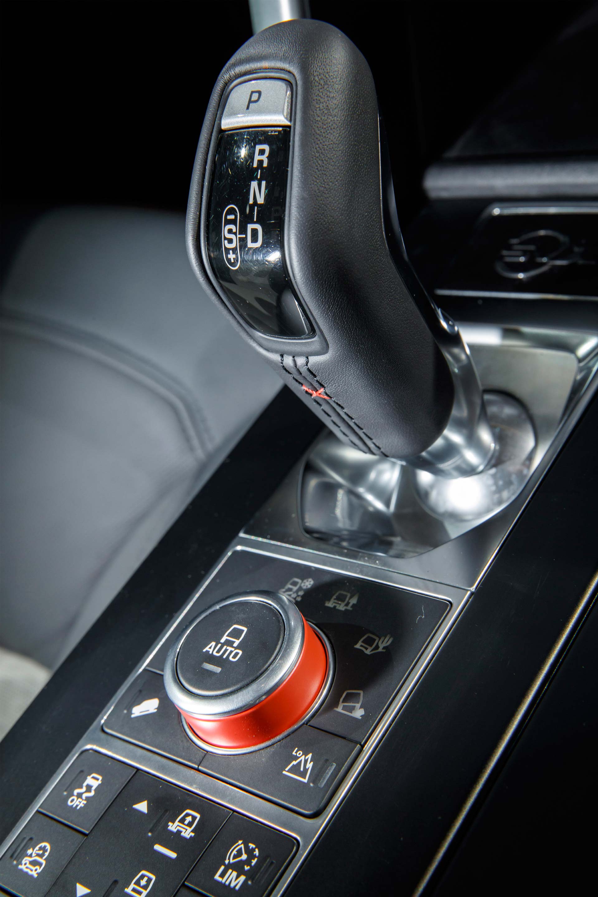 Land-Rover-Discovery-SVX-interior