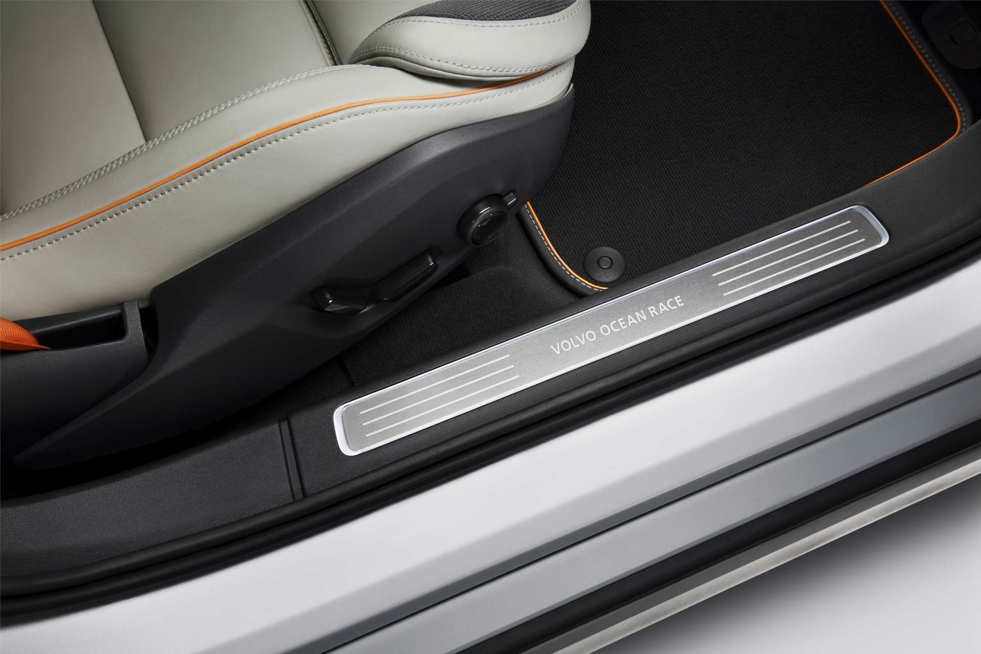 2017-18-Volvo-Ocean-Race-V90-Cross-Country_7