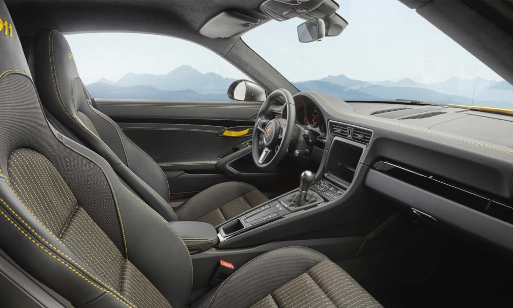 2018-Porsche-Carrera-T-Interior_2