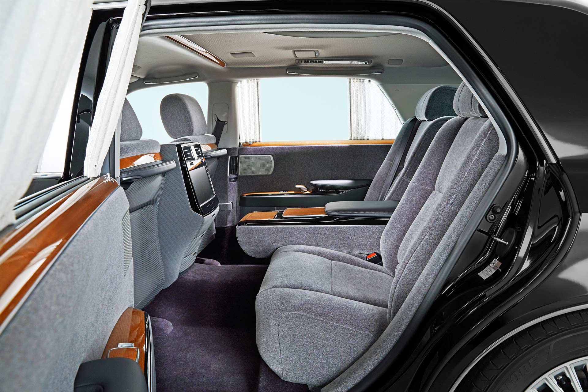 2018-Toyota-Century-interior_4