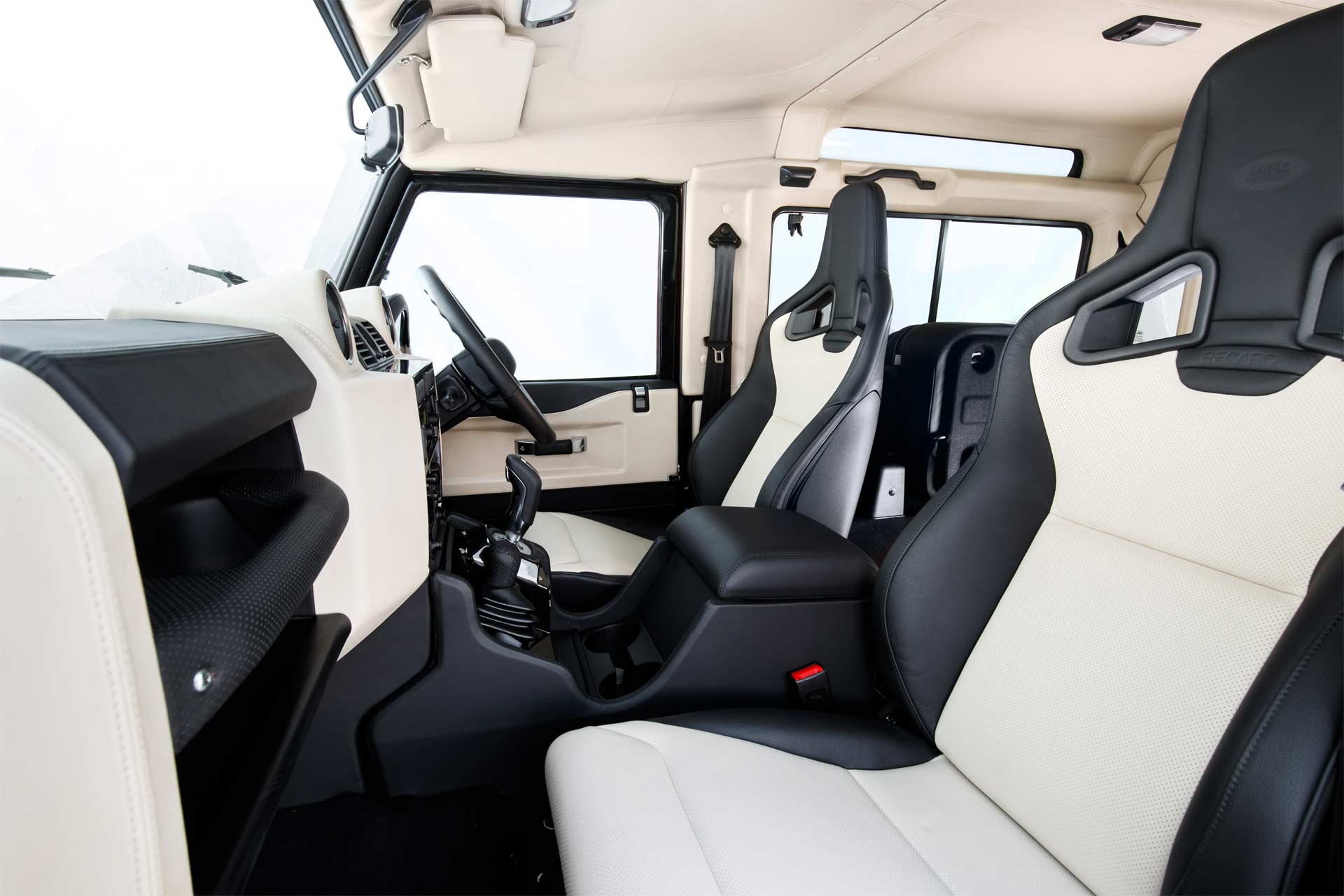 2018-Land-Rover-Defender-V8-interior_2