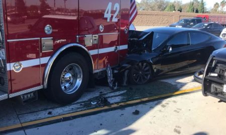 Tesla-Model-S-crashes-into-fire-truck