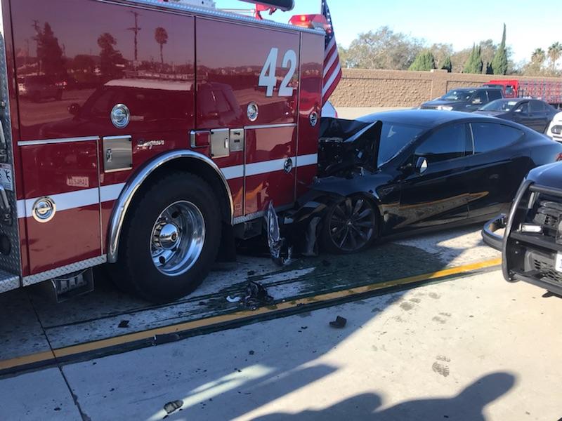 Tesla-Model-S-crashes-into-fire-truck