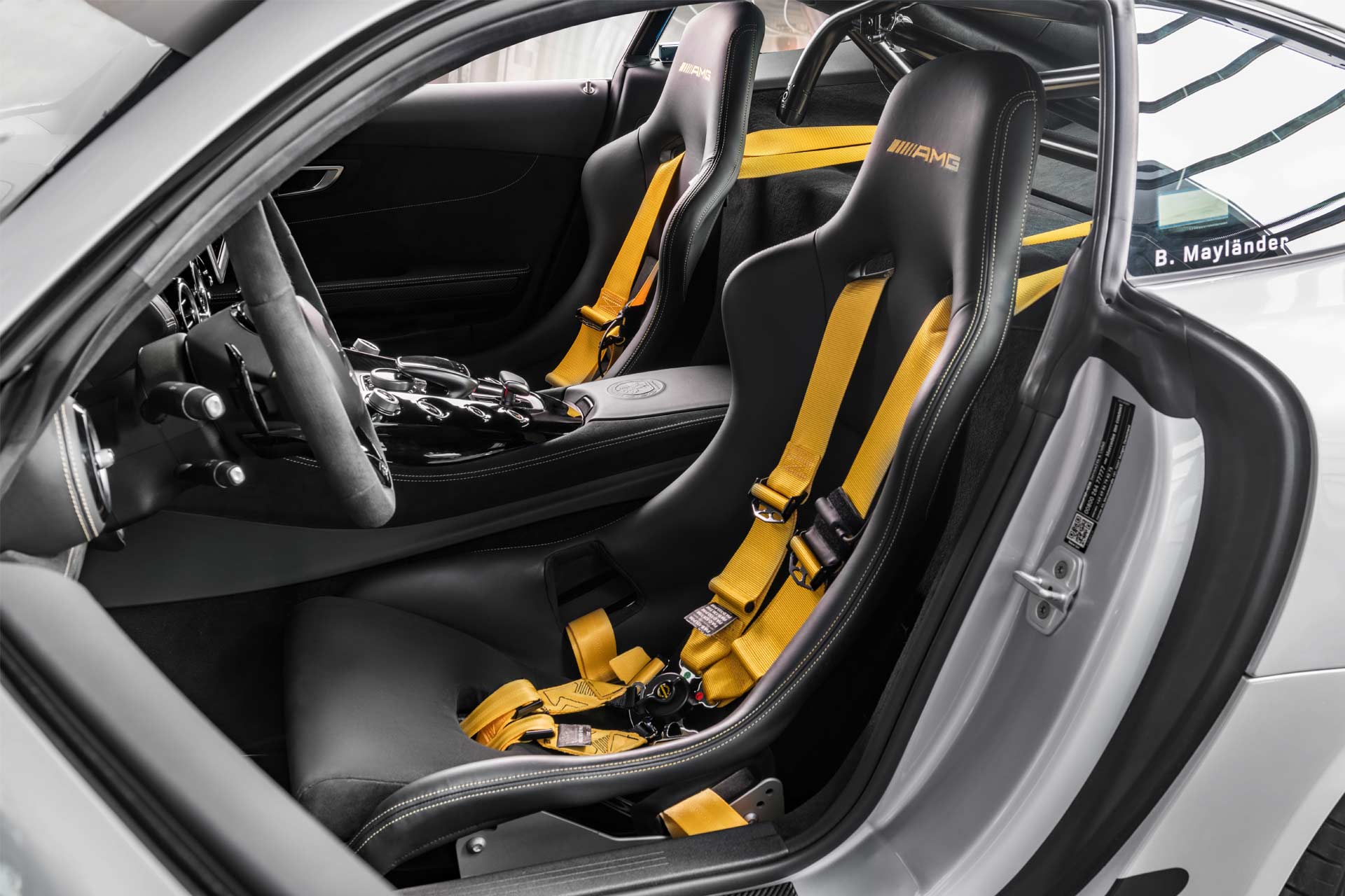Mercedes-AMG-GT-R-Official-FIA-F1-Safety-Car-interior_2