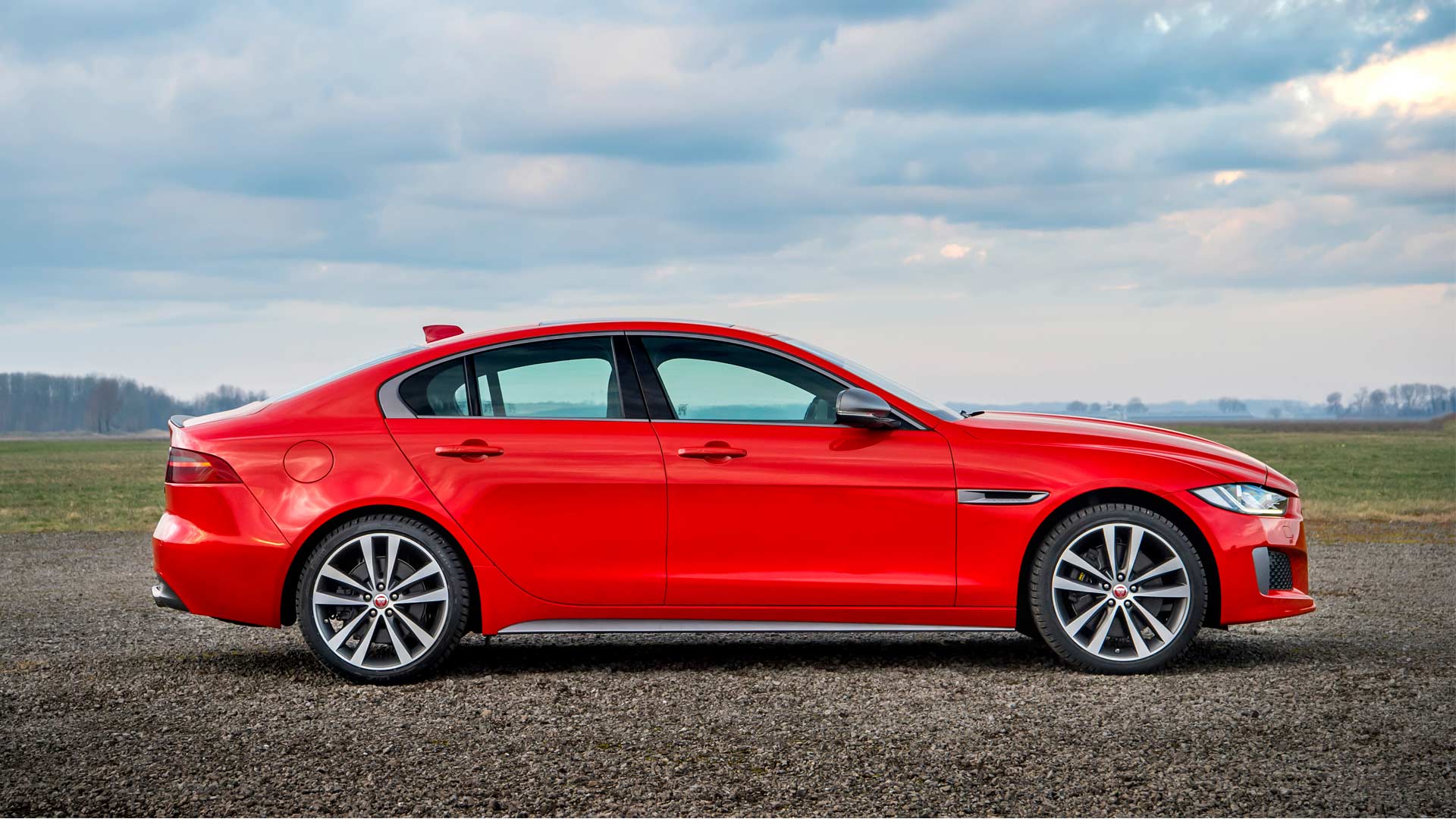 Jaguar-XE-300-Sport_4