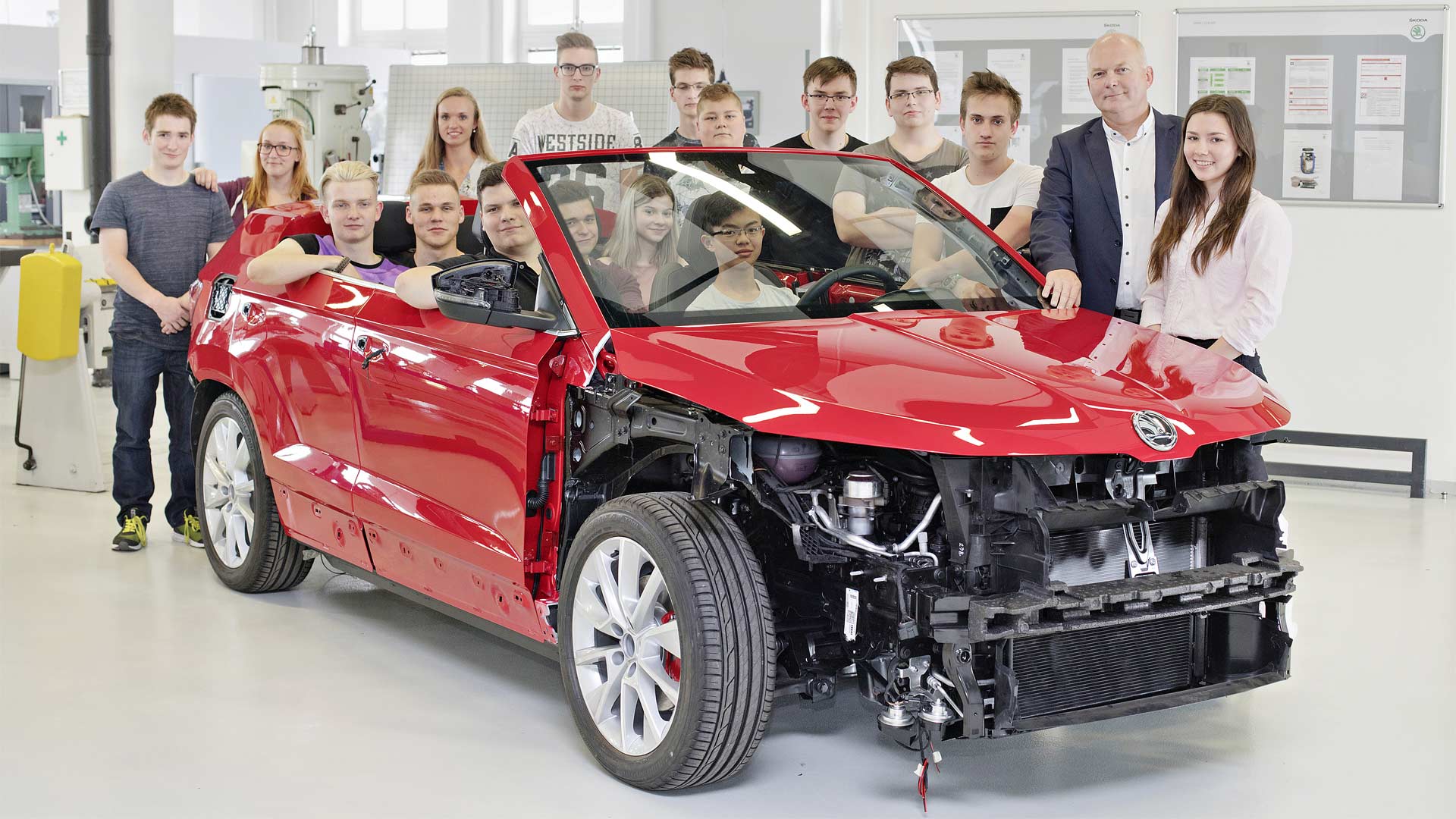 Skoda-Karoq-Convertible-vocational-training-students_2