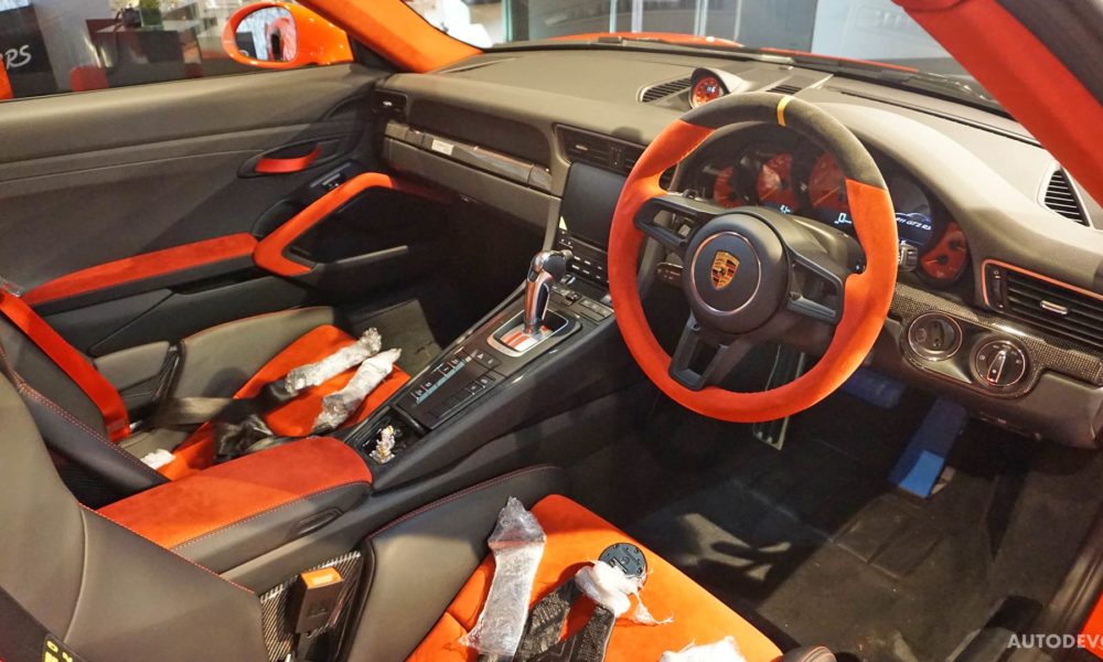 2018-Porsche-911-GT2-RS-interior