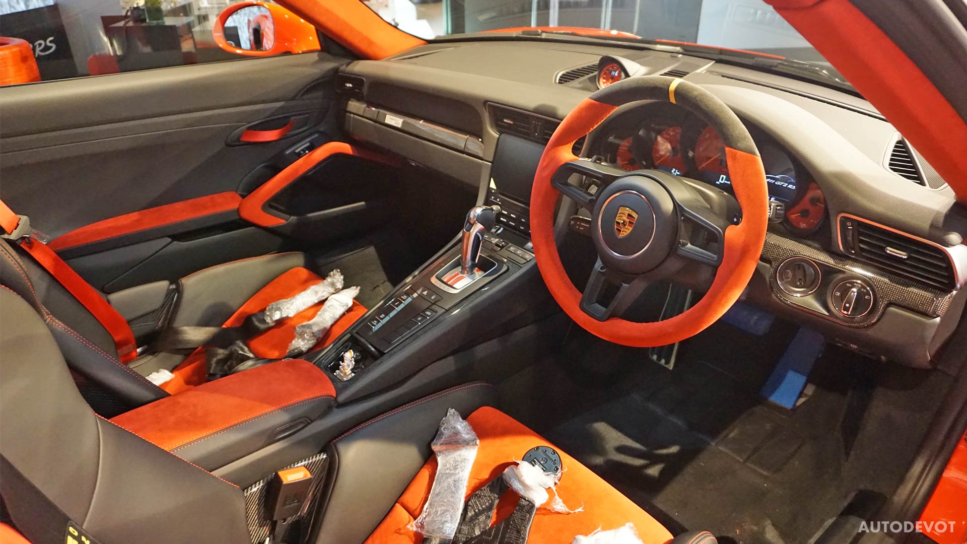2018-Porsche-911-GT2-RS-interior