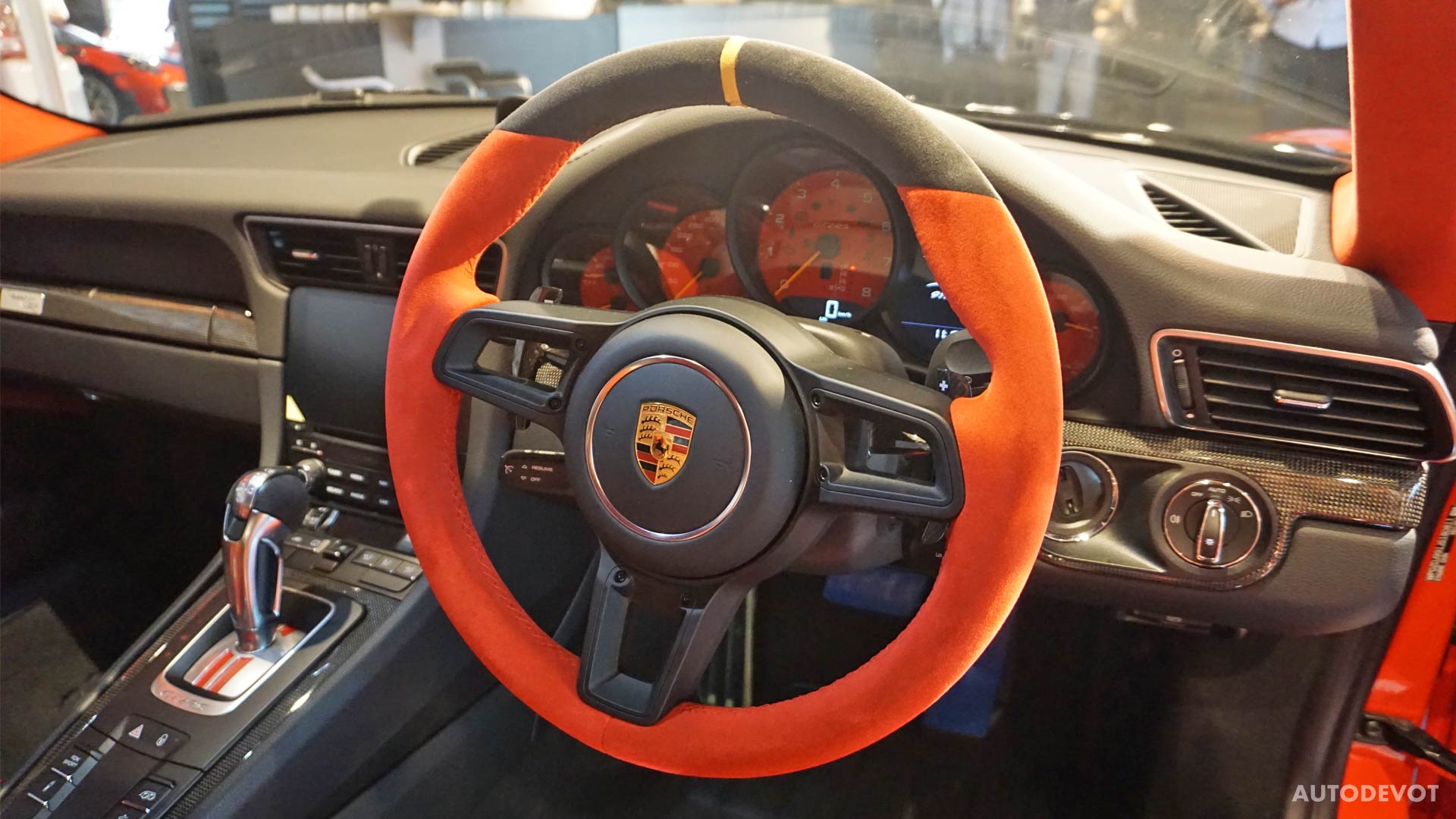 2018-Porsche-911-GT2-RS-interior_2