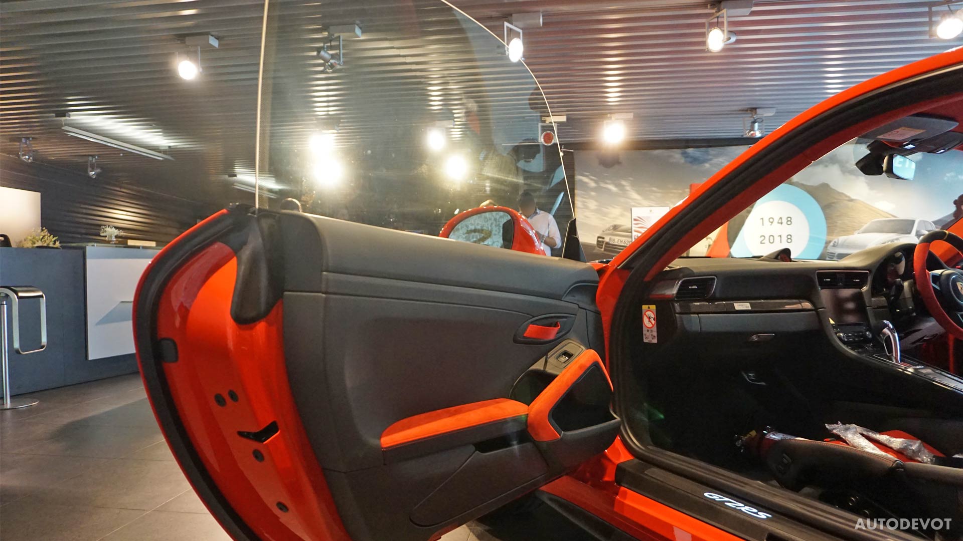 2018-Porsche-911-GT2-RS-interior_5