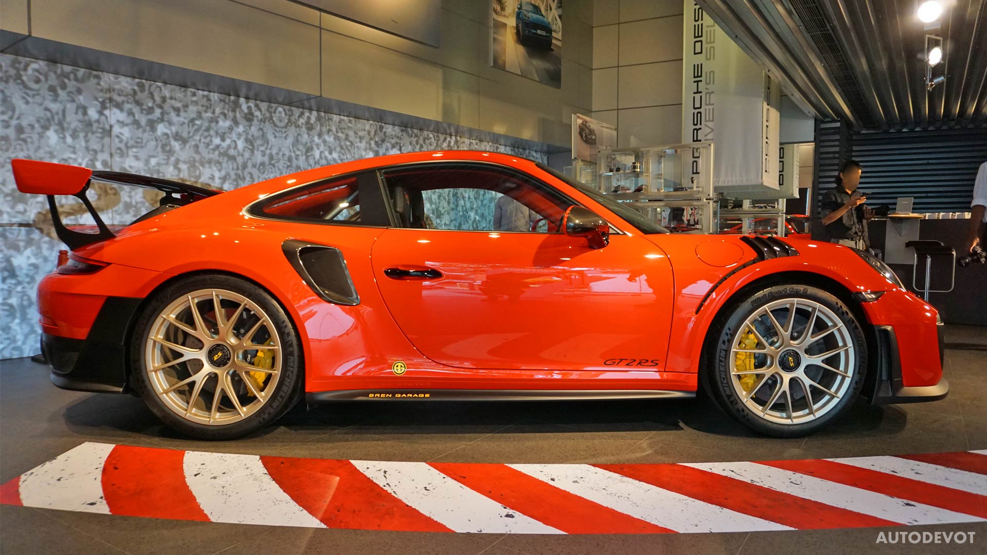 2018-Porsche-911-GT2-RS_2