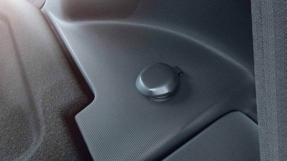 2018-Renault-Kwid-update-interior-12V-power-socket