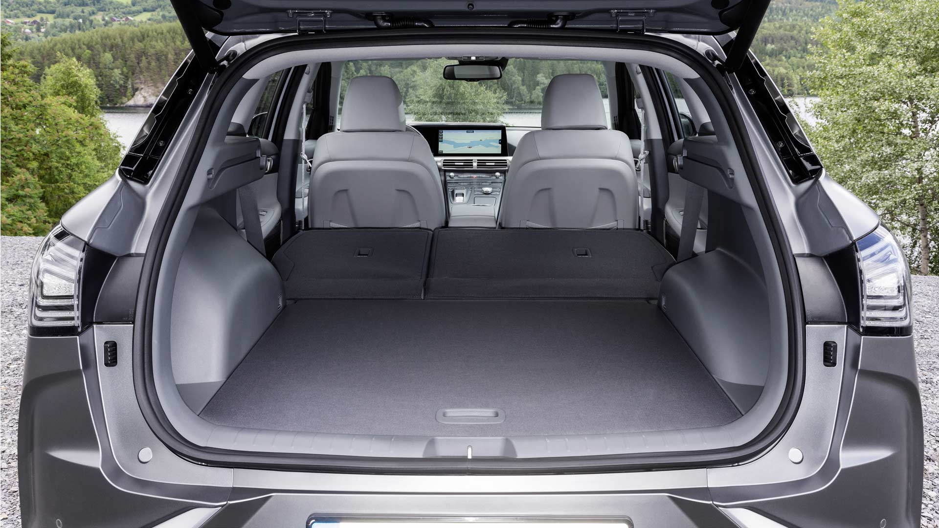 2019-Hyundai-Nexo-fuel-cell-SUV-Interiors-boot-space