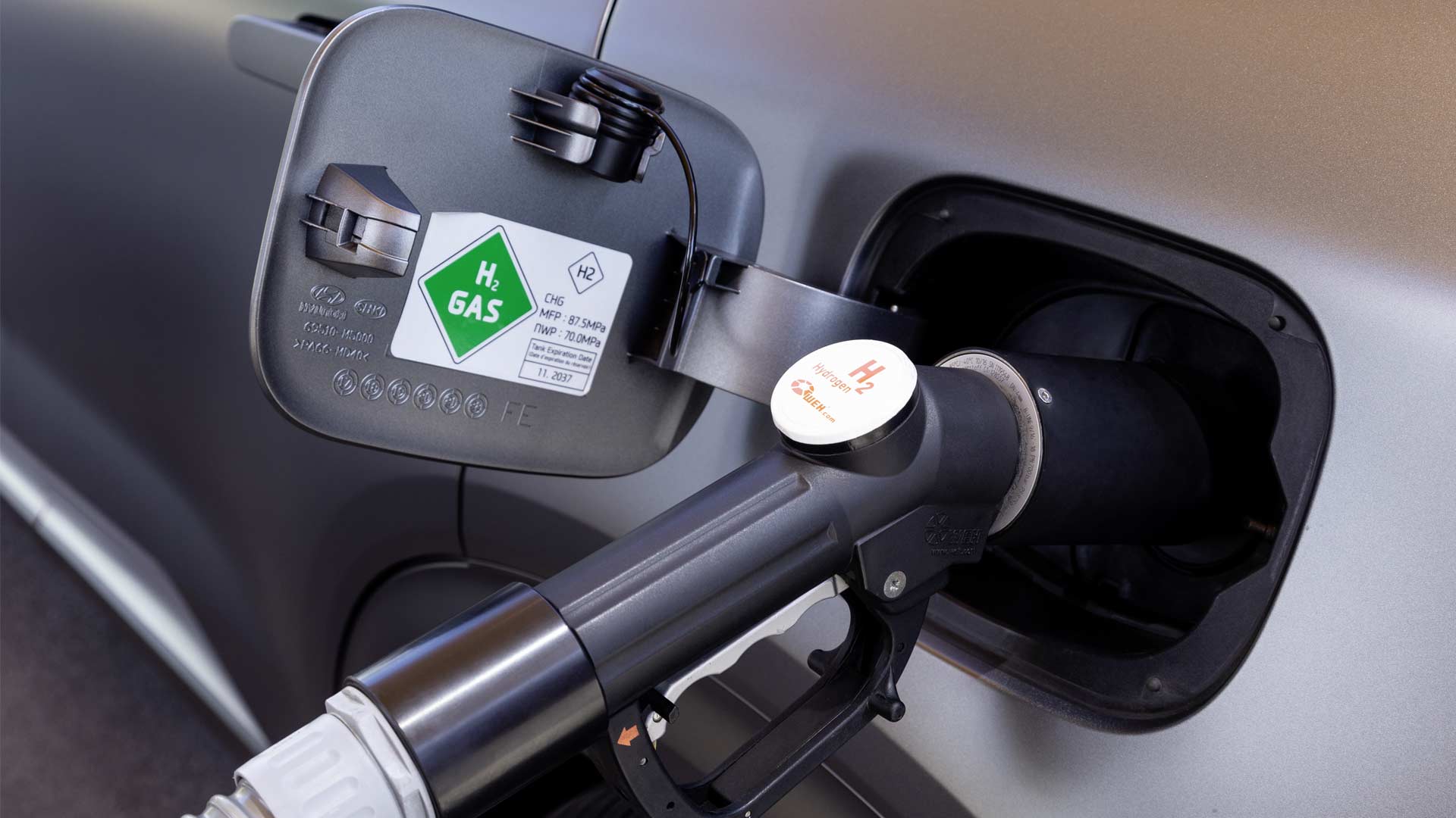 2019-Hyundai-Nexo-fuel-cell-SUV-refuelling-cap