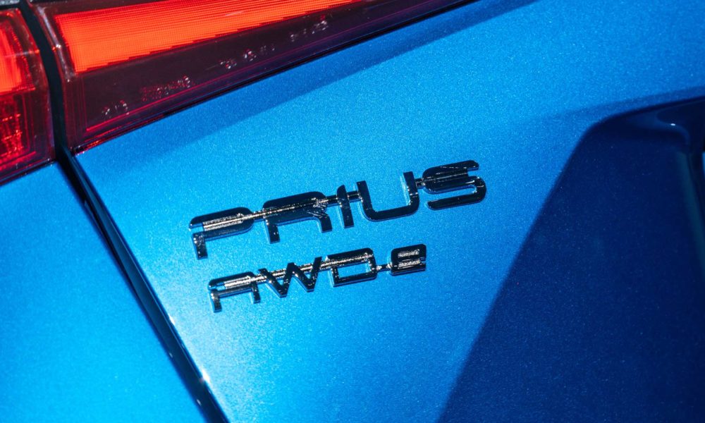 2019-Toyota-Prius-AWD-e_5