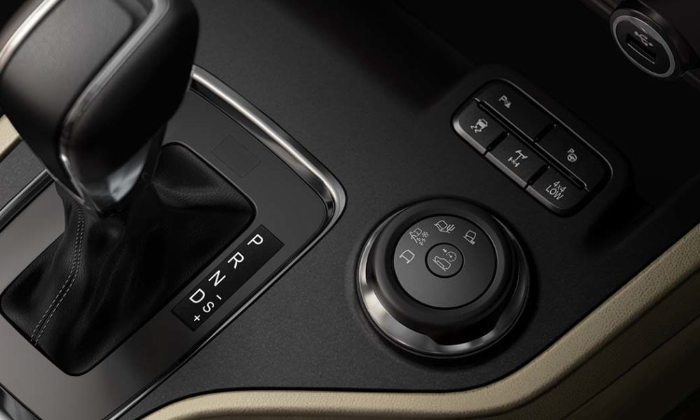 2019-Ford-Endeavor-facelift-Interior_3
