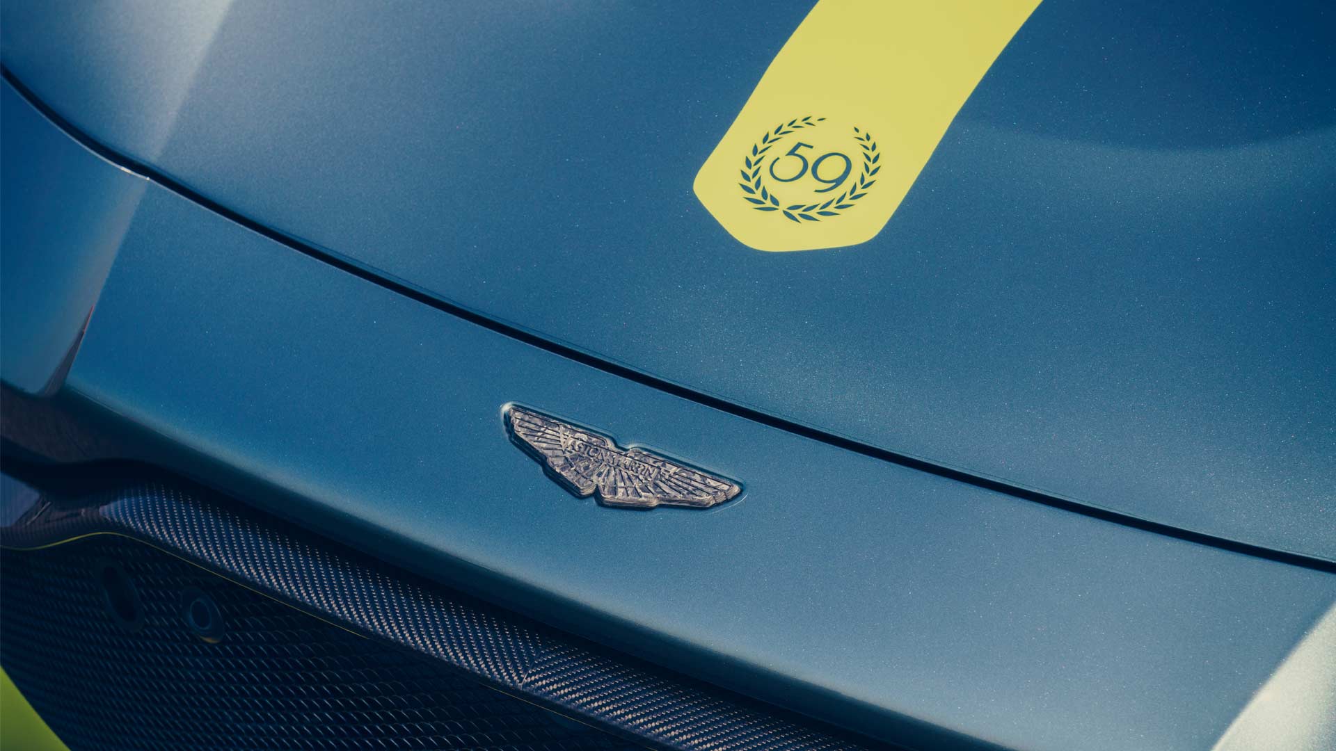 Aston Martin Vantage AMR with 7-speed manual transmission_6