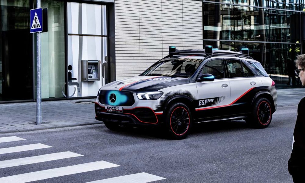 Mercedes-Benz-Experimental-Safety-Vehicle-(ESF)-2019 - Pedestrian Communication