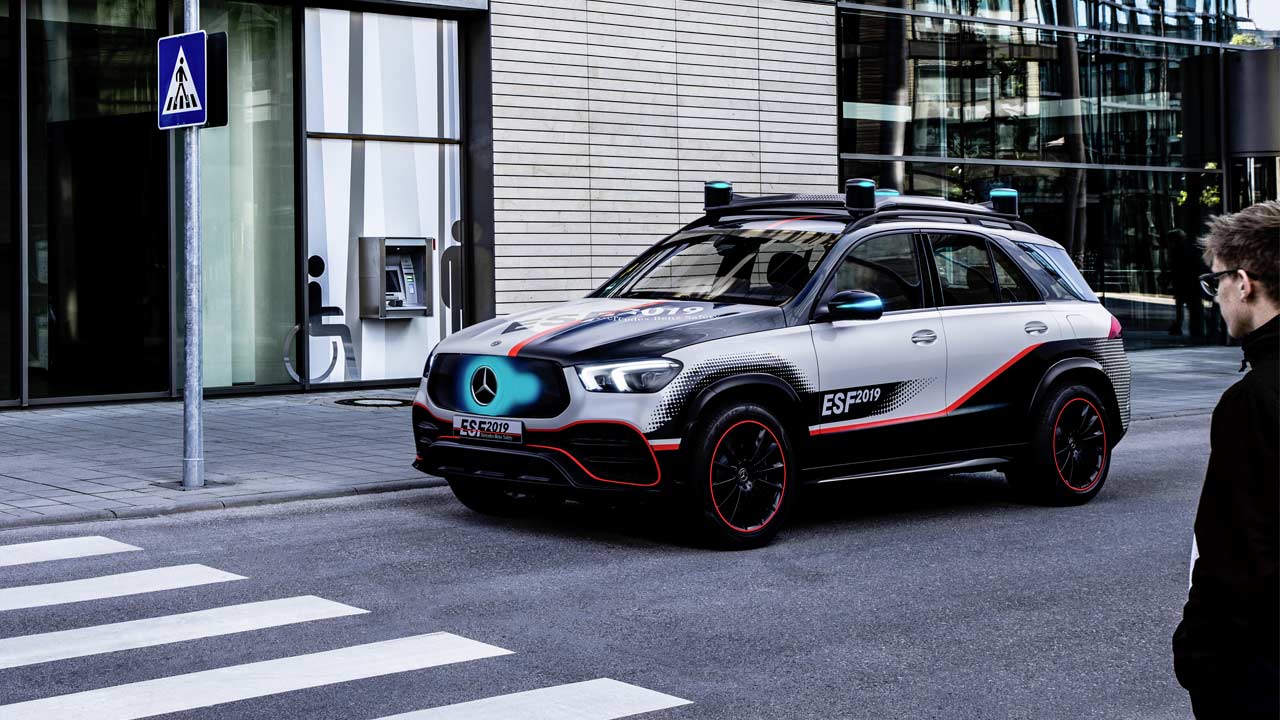 Mercedes-Benz-Experimental-Safety-Vehicle-(ESF)-2019 - Pedestrian Communication