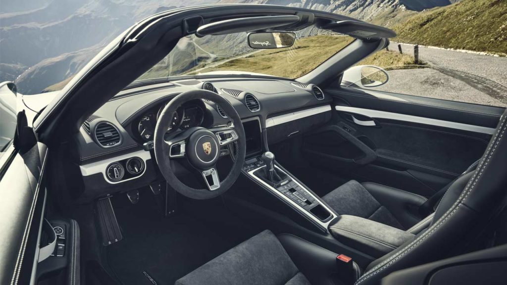2020-Porsche-718-Spyder-Interior_2