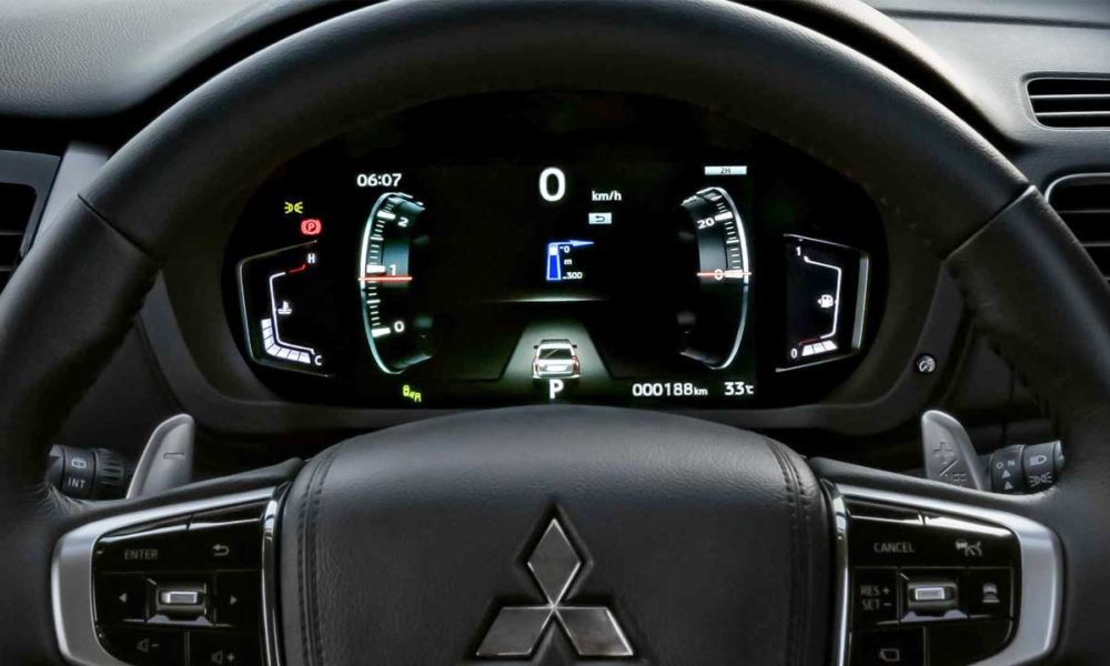 2019-New-Mitsubishi-Pajero-Sport-facelift-Interior-instrument-cluster