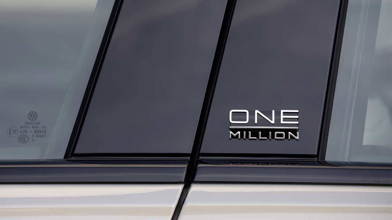 Volkswagen-Touareg-ONE-Million-badge