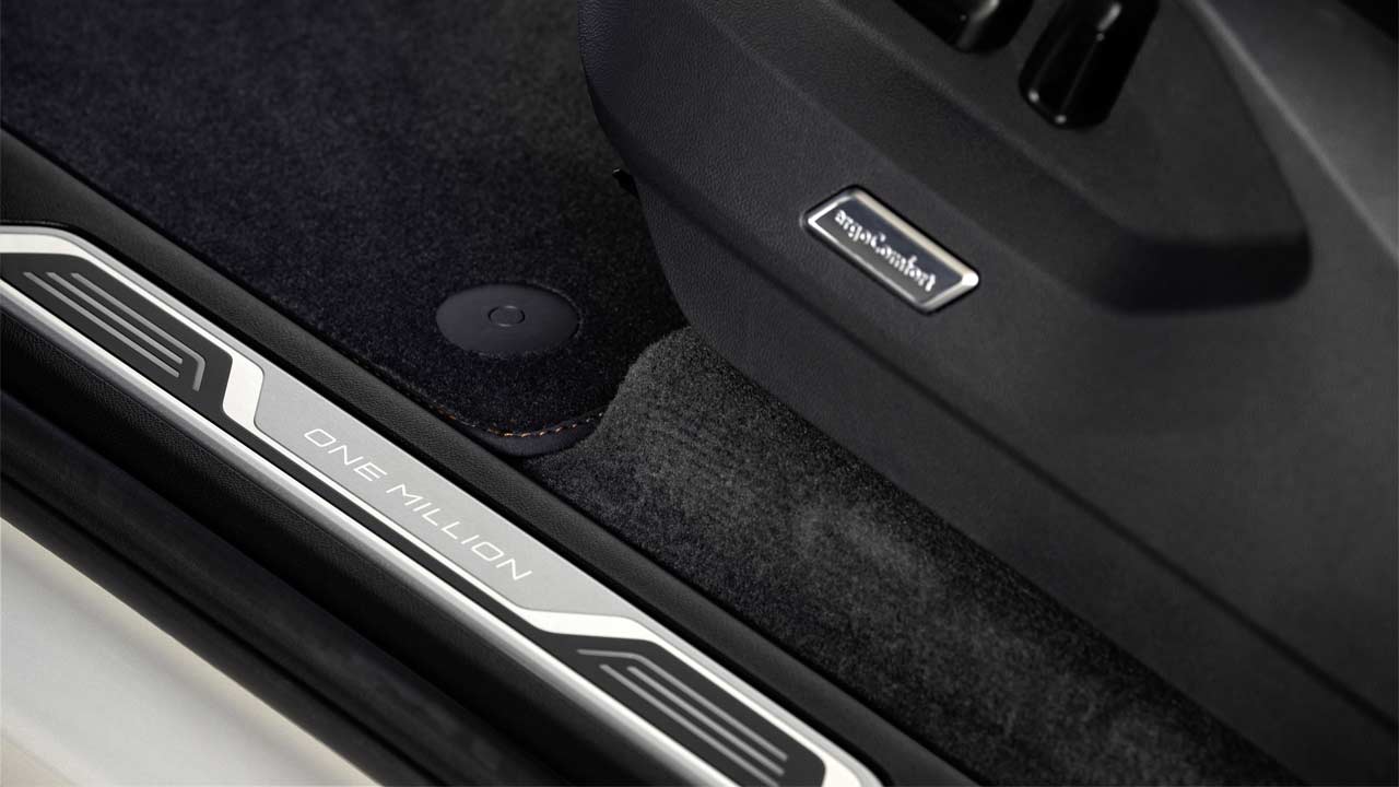 Volkswagen-Touareg-ONE-Million-door-sill