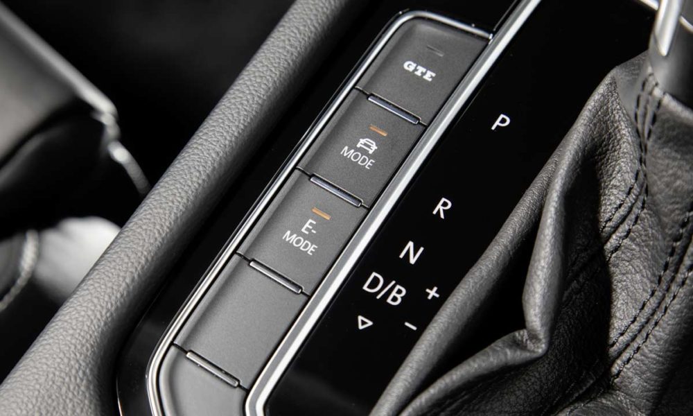 2019-Volkswagen-Passat-GTE-Interior-centre-console