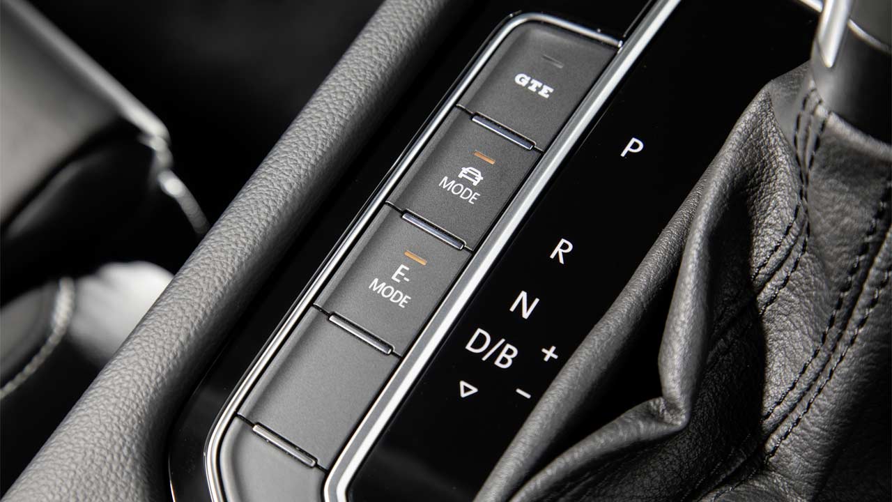 2019-Volkswagen-Passat-GTE-Interior-centre-console