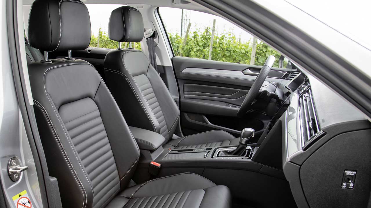 2019-Volkswagen-Passat-GTE-Interior-front-seats