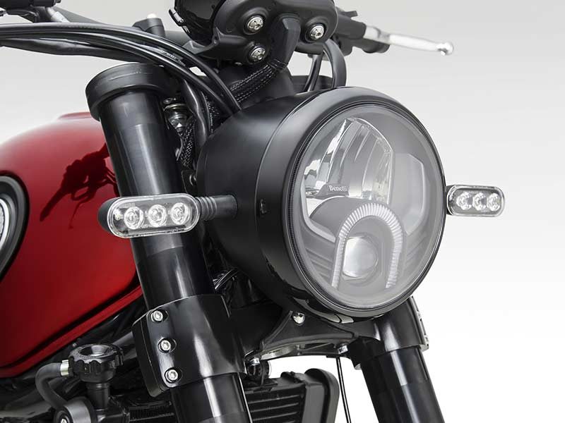 Benelli-Leoncino-500-headlamp