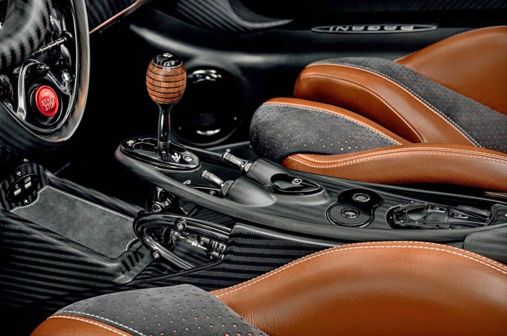 Pagani-Huayra-Roadster-BC-interior-gear-shifter