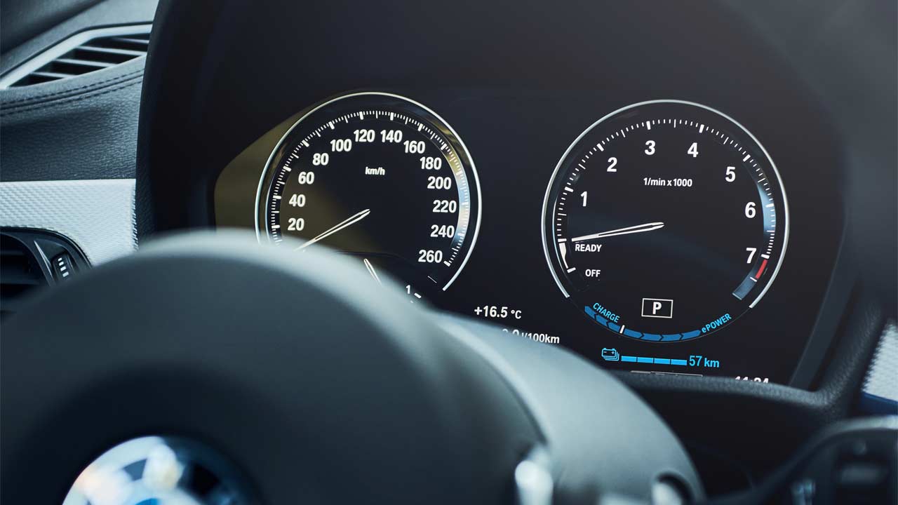 2019-BMW-X1-xDrive25e_interior_instrument_cluster