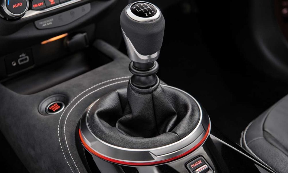 2020-2nd-generation-Nissan-Juke_interior_centre_console_manual_gearbox