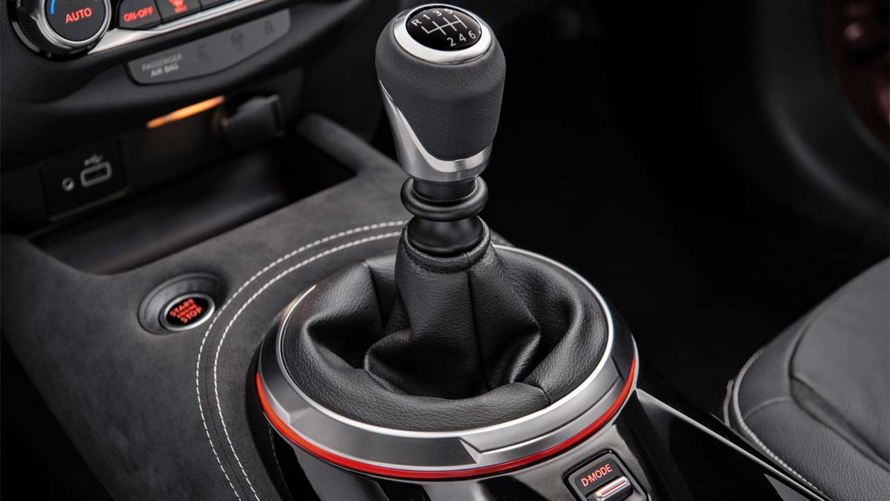 2020-2nd-generation-Nissan-Juke_interior_centre_console_manual_gearbox