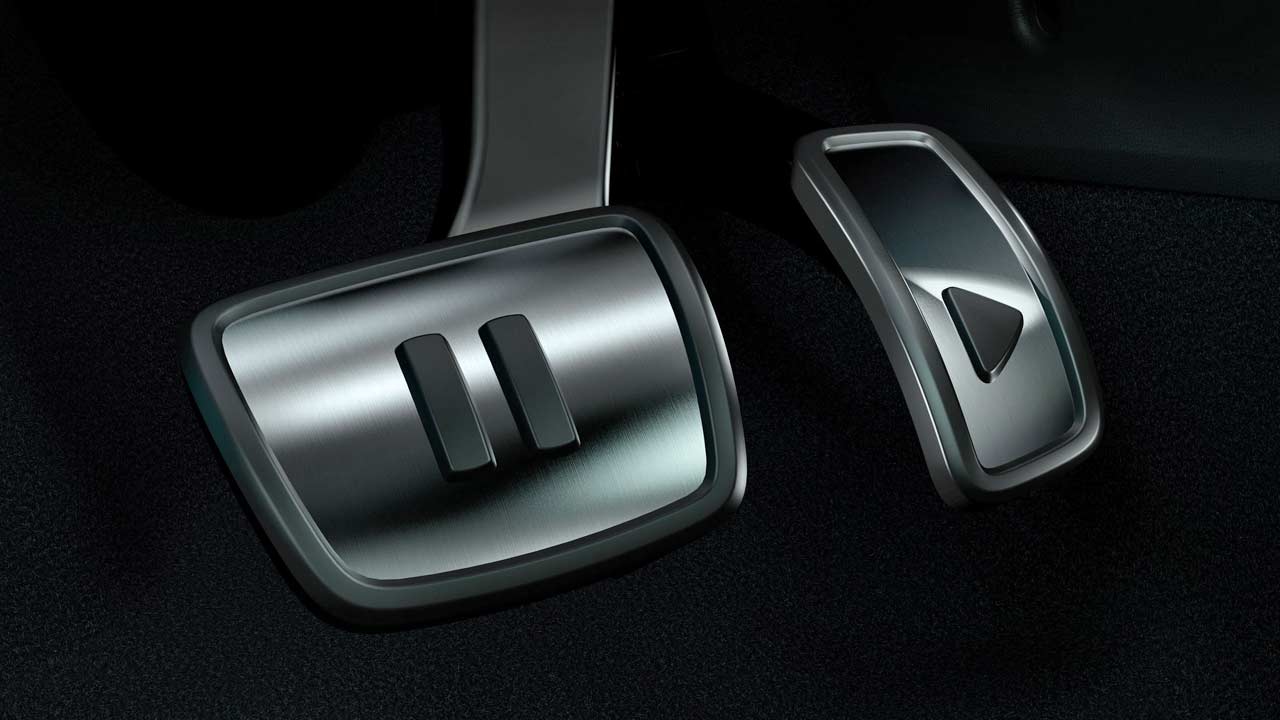 Volkswagen-ID.3-electric-car_interior_pedals