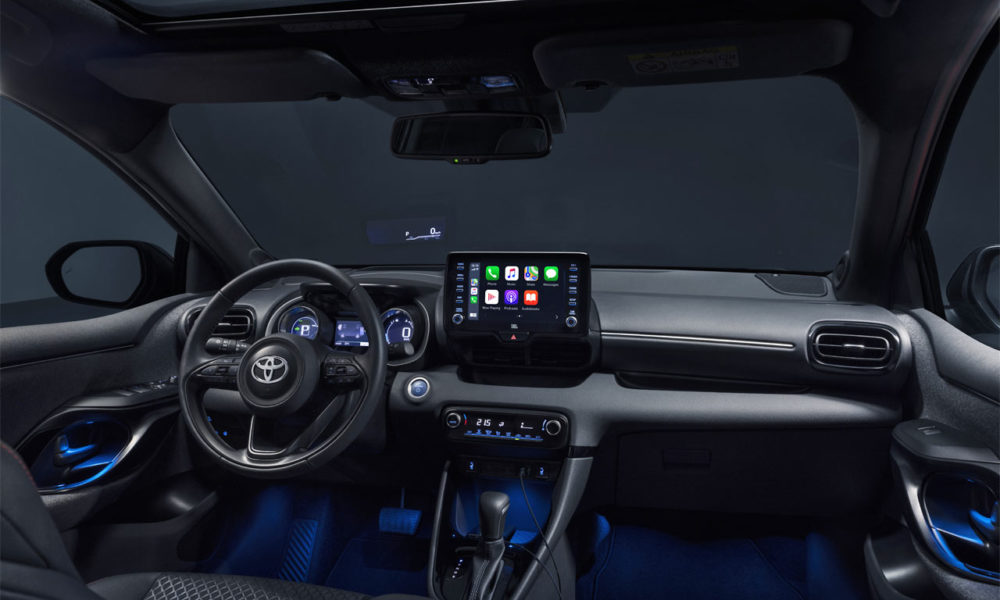 4th-generation-2020-Toyota-Yaris-hatchback_interior_dashboard_sunroof
