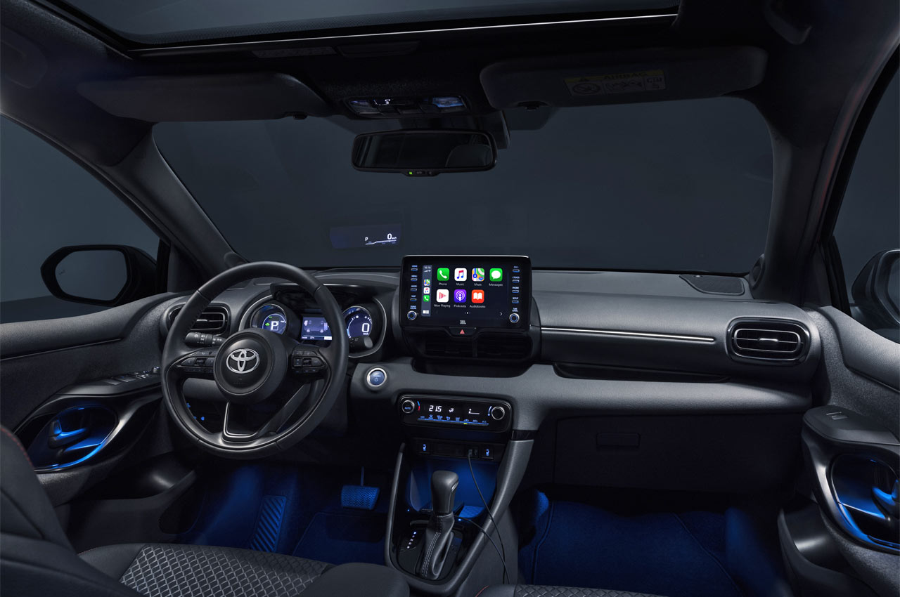 4th-generation-2020-Toyota-Yaris-hatchback_interior_dashboard_sunroof