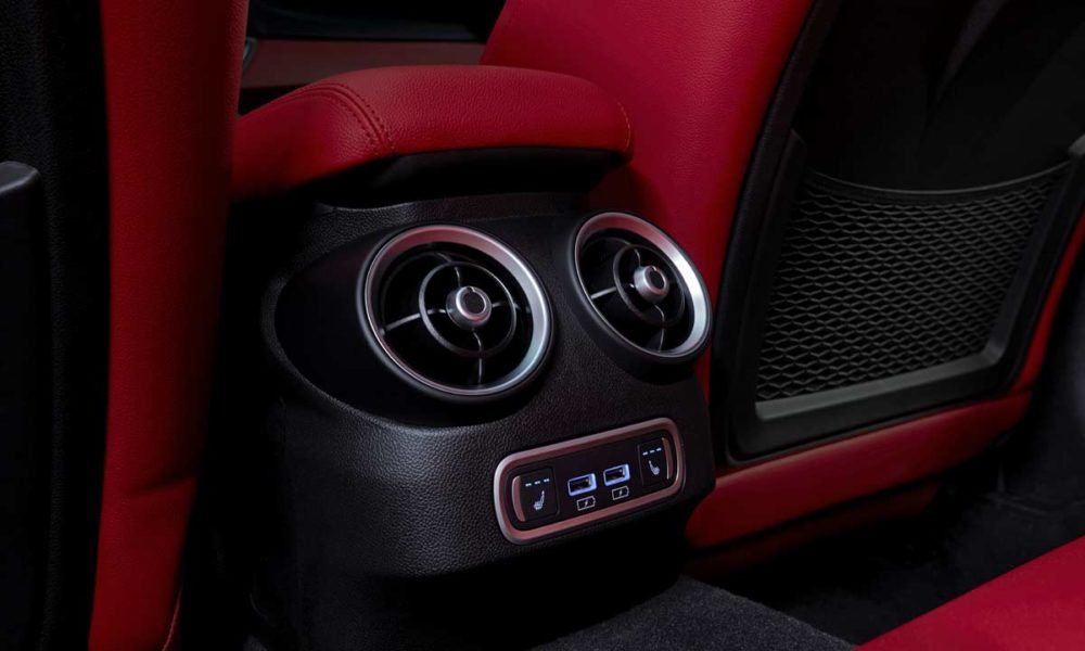 2020-Alfa-Romeo-Giulia-Interior_rear_AC_vents