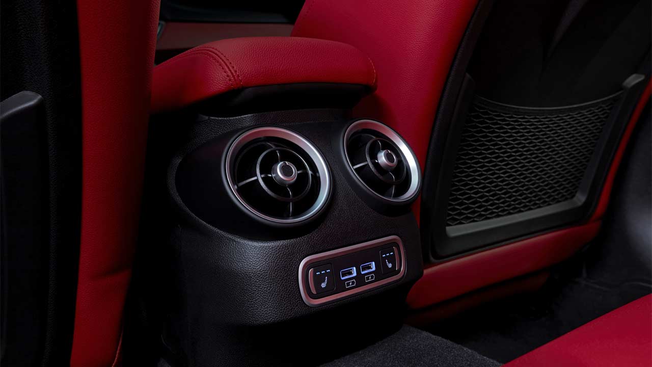 2020-Alfa-Romeo-Giulia-Interior_rear_AC_vents