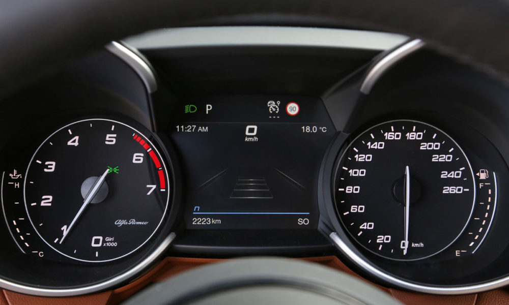 2020-Alfa-Romeo-Giulia-and-Stelvio_interior_instrument_cluster